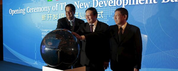 Presidente do NBD, Kundapur Vaman Kamath (esquerda), ministro das Finanças da China, Lou Jiwei (centro), e prefeito de Xangai, Yang Xiong, participam da cerimônia de abertura do Banco do BRICS - Sputnik Brasil