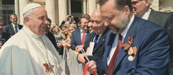 Papa Francisco e deputado comunista russo Pavel Dorokhin com fitas de São Jorge - Sputnik Brasil