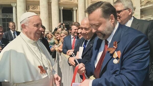 Papa Francisco e deputado comunista russo Pavel Dorokhin com fitas de São Jorge - Sputnik Brasil