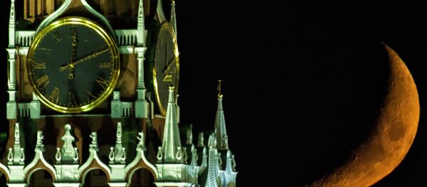 Lua no fundo da Torre Spasskaya de Kremlin de Moscou - Sputnik Brasil