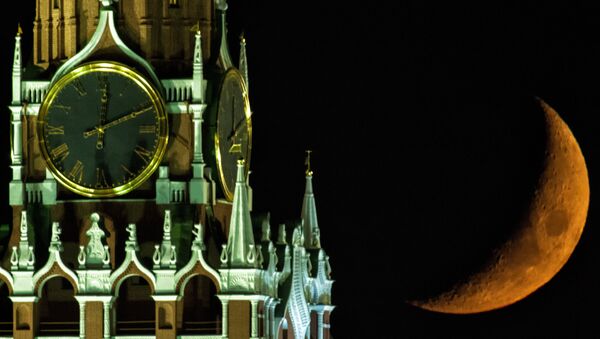 Lua no fundo da Torre Spasskaya de Kremlin de Moscou - Sputnik Brasil