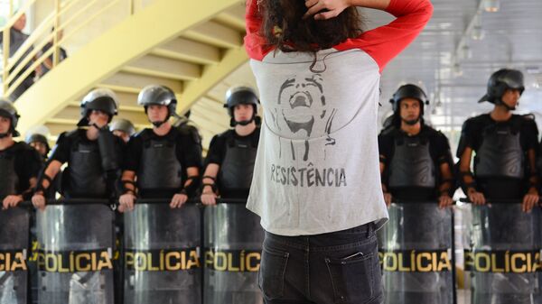 Estudantes resistem à invasão da Tropa de Choque da PM de São Paulo na escola ocupada Centro Paula Souza (foto de 2 de maio de 2016) - Sputnik Brasil