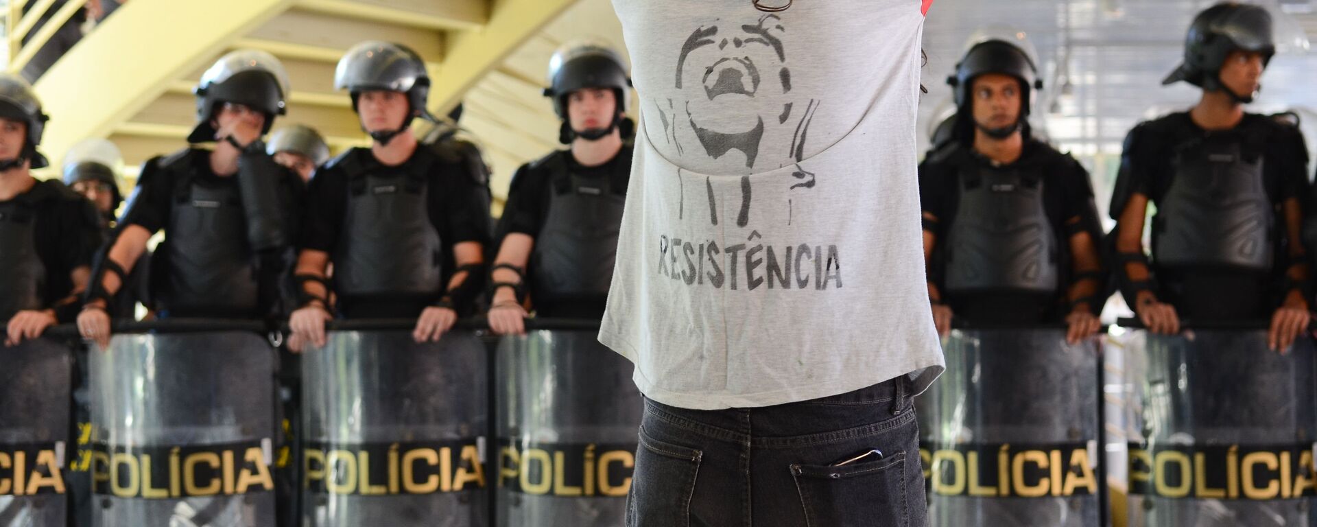 Estudantes resistem à invasão da Tropa de Choque da PM de São Paulo na escola ocupada Centro Paula Souza (foto de 2 de maio de 2016) - Sputnik Brasil, 1920, 14.03.2024