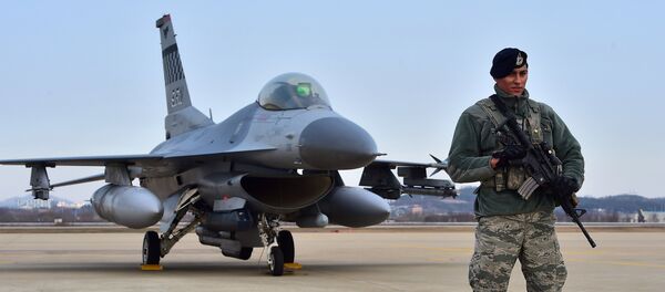 Soldado estadunidense em frente do caça F-16 - Sputnik Brasil