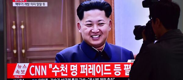 Homem tira uma foto da tela com a imagem do líder norte-coreano Kim Jong-un numa estação ferroviária em Seul, Coreia do Sul, 6 de maio de 2016 - Sputnik Brasil