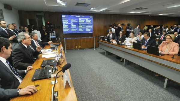 Comissão do Impeachment no Senado aprova relatório por 15 votos a 5 e processo segue para o plenário - Sputnik Brasil