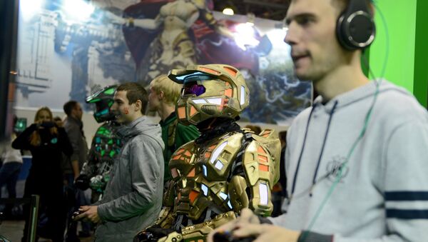 Visitantes experimentam um videogame no stand da Xbox na exposição IgroMir 2014, em Moscou - Sputnik Brasil