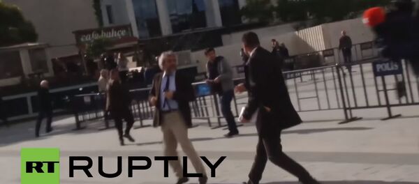 Jornalista opositor turco sofre atentado diante de tribunal em Istambul - Sputnik Brasil