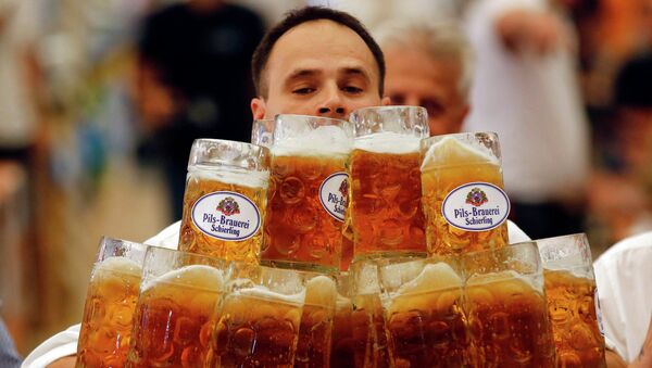 Alemão tenta bater recorde de carregamento de canecas de cerveja (foto de arquivo) - Sputnik Brasil