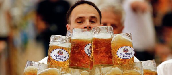 Alemão tenta bater recorde de carregamento de canecas de cerveja (foto de arquivo) Alemão tenta bater recorde de carregamento de canecas de cerveja (foto de arquivo) - Sputnik Brasil