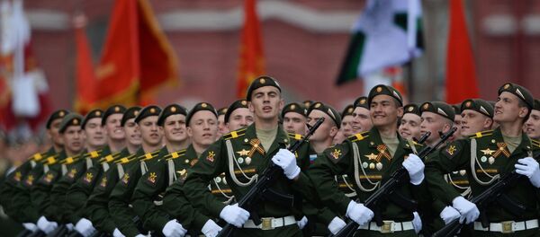 Os militares russos durante o ensaio geral da Parada de Vitória na Praça Vermelha em Moscou, 7 de maio de 2016. - Sputnik Brasil