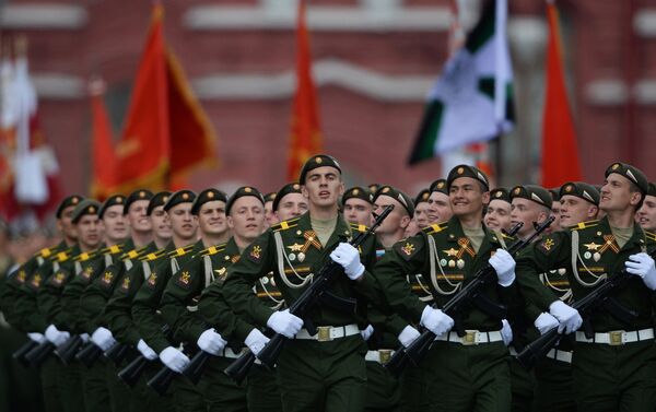 Os militares russos durante o ensaio geral da Parada de Vitória na Praça Vermelha em Moscou,7 de maio de 2016. - Sputnik Brasil