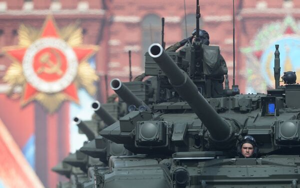 Os tanques de guerra russos T-90A durante o ensaio geral da Parada da Vitória na Praça Vermelha em Moscou, 7 de maio de 2016. - Sputnik Brasil