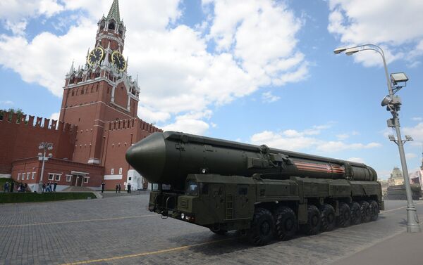 Sistema de mísseis balístico intercontinental russo Yars durante o ensaio geral da Parada da Vitória na Praça Vermelha em Moscou, 7 de maio de 2016. - Sputnik Brasil