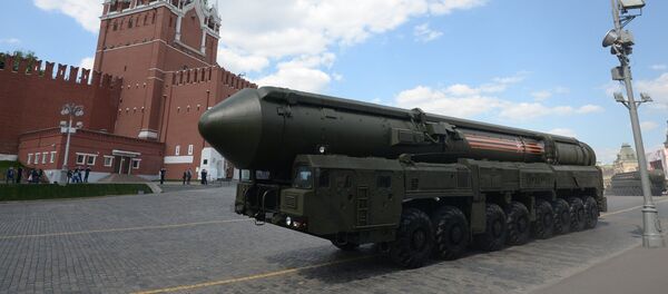 Sistema de mísseis balístico intercontinental russo Yars durante o ensaio geral da Parada da Vitória na Praça Vermelha em Moscou, 7 de maio de 2016. - Sputnik Brasil