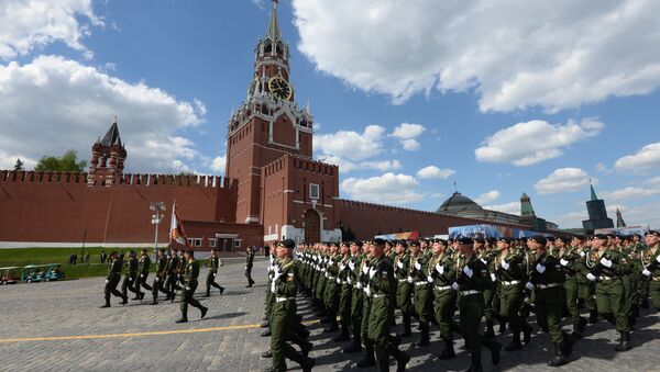 Militares russos durante o ensaio geral da Parada da Vitória na Praça Vermelha em Moscou, 7 de maio de 2016 - Sputnik Brasil