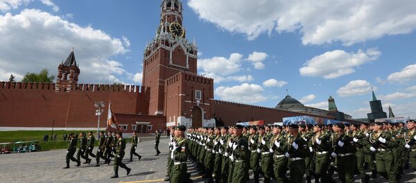 Militares russos durante o ensaio geral da Parada da Vitória na Praça Vermelha em Moscou, 7 de maio de 2016 - Sputnik Brasil