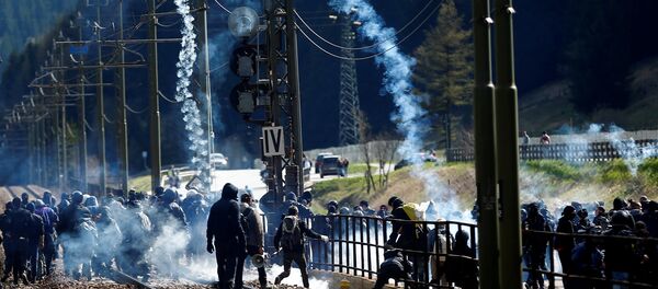 Demonstrators take part in a protest against a plan to restrict access through the Brenner Pass between Italy and Austria, in Brenner, Italy, May 7, 2016. - Sputnik Brasil