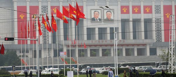 People walk near the venue of a ruling party congress in Pyongyang, North Korea May 6, 2016. - Sputnik Brasil