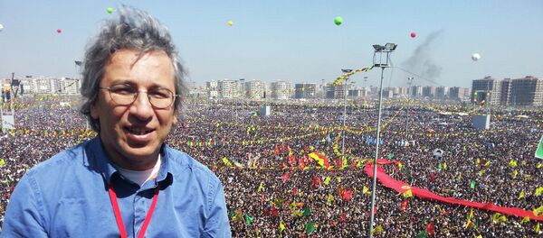 Turkish journalist Can Dundar during a Newroz celebration in Diyarbakir - Sputnik Brasil