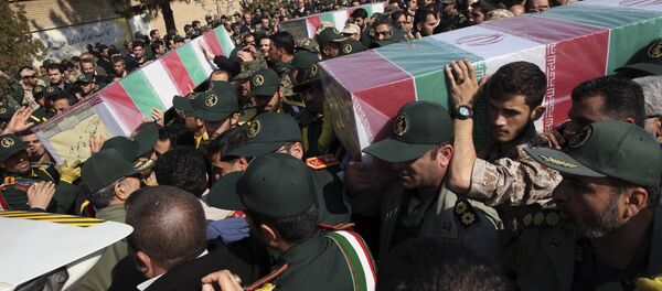 Civilians and armed forces members carry the flag draped coffins of Iranian Revolutionary Guard's Gen. Mohsen Ghajarian, right, and some of his comrades who were killed in fighting in Syria, during their funeral ceremony outside the headquarters of the guard's ground forces in Tehran, Iran, Saturday, Feb. 6, 2016. - Sputnik Brasil