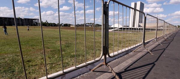 Distrito Federal monta grades às vésperas da votação do impeachment no Senado Distrito Federal monta grades às vésperas da votação do impeachment no Senado - Sputnik Brasil