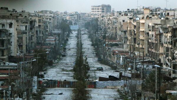 A general view shows a damaged street with sandbags used as barriers in Aleppo's Saif al-Dawla district, Syria March 6, 2015. - Sputnik Brasil