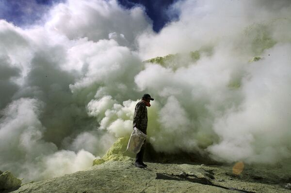 O vapor tóxico do vulcão ativo de Ijen, Java, Indonésia - Sputnik Brasil