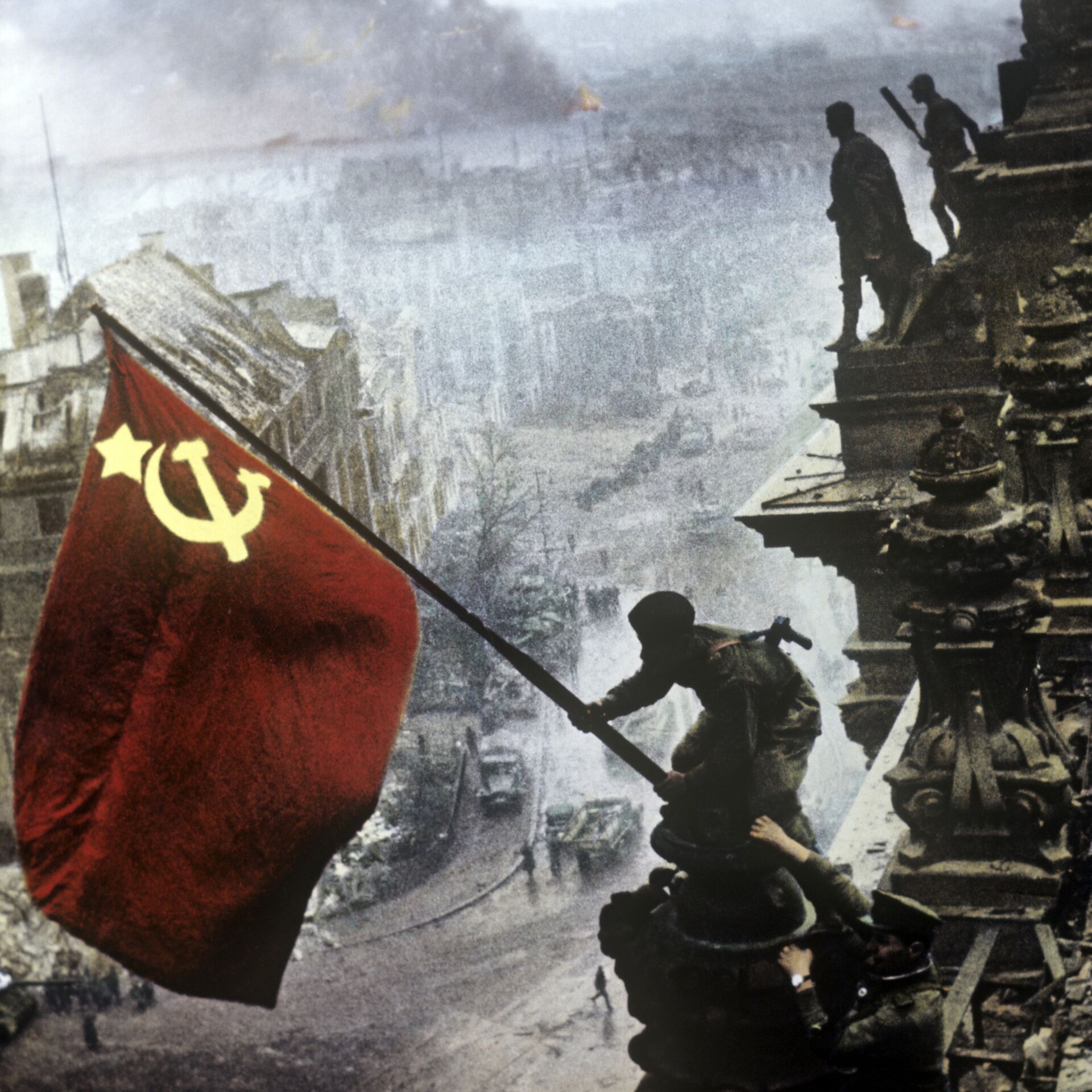 Bandeira da vitória sobre o edifício de Reichstag em Berlim em 1 de maio de 1945. Reprodução. Bandeira da vitória sobre o edifício de Reichstag em Berlim em 1 de maio de 1945. Reprodução.