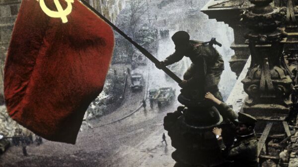 Bandeira da vitória sobre o edifício de Reichstag em Berlim em 1 de maio de 1945. Reprodução. - Sputnik Brasil