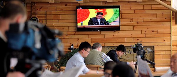 Repórteres estrangeiros durante a transmissão do congresso do Partido dos Trabalhadores da Coreia do Norte - Sputnik Brasil