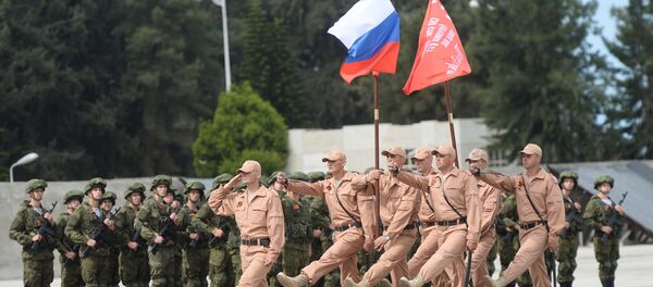 Ensaio da Parada da Vitória na base aérea russa de Hmeymim, Síria - Sputnik Brasil