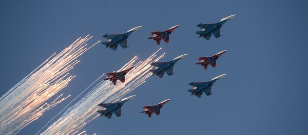 Equipes de acrobacia aérea Russkie Vityazi (Su-27) e Strizhi (MiG-29) participam da Parada da Vitória de 9 de maio de 2016, em Moscou - Sputnik Brasil