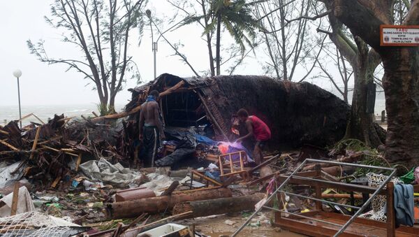 Moradores nos escombros em Vanuatu - Sputnik Brasil