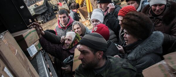 População de Debaltsevo faz fila para receber ajuda humanitária - Sputnik Brasil