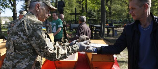 Em 9 de maio de 2016, membros da fundação Memória colocam em um caixão os restos de seis soldados soviéticos mortos em combates durante a Segunda Guerra Mundial. O objetivo é serem enterrados em Yurievka, a 25 km ao oeste de Kiev. - Sputnik Brasil