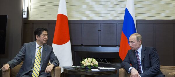 O encontro entre Vladimir Putin, o presidente russo, e Shinzo Abe, primeiro-ministro japonês, em Sochi em 6 de maio - Sputnik Brasil