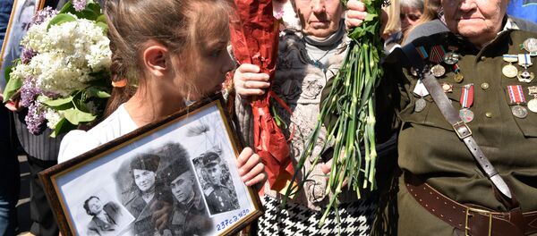 Uma menina e mulheres idosas participam da passeata do Regimento Imortal em 9 de maio de 2016 em Moscou - Sputnik Brasil