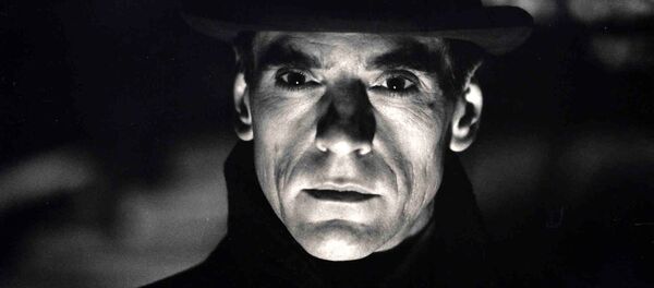 Filme Kafka de 1991, com o escritor interpretado pelo ator Jeremy Irons - Sputnik Brasil