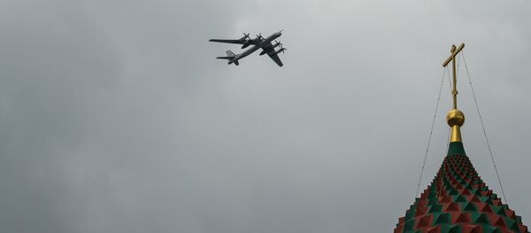 Bombardeiros estratégicos russos Tu-95MS durante vôos de treinamento para parada militar de 9 de maio de 2016 - Sputnik Brasil