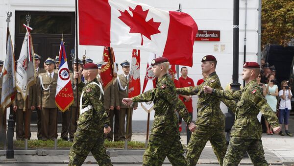 Militares do Canadá marcham durante a parada militar na Varsóvia - Sputnik Brasil