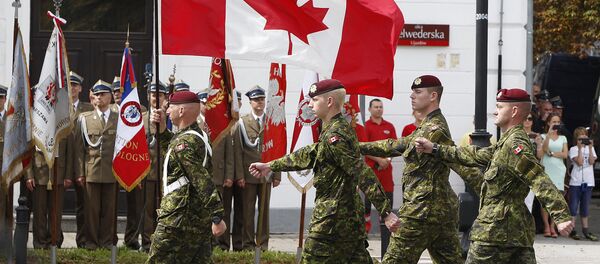 Militares do Canadá marcham durante a parada militar na Varsóvia - Sputnik Brasil