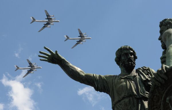 Bombardeiros estratégicos russos Tu-95MS durante vôos de treinamento para parada militar de 9 de maio - Sputnik Brasil