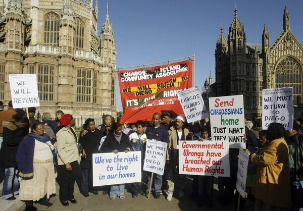 Manifestantes em Londres pedem que os deixem retornar à ilha de Diego Garcia. Foto de arquivo de 2008 - Sputnik Brasil