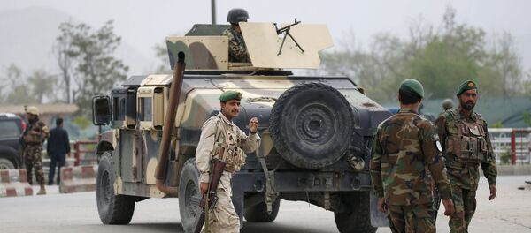 Agentes do Exército Nacional do Afeganistão em Cabul, no local de um ataque com carro-bomba em janeiro de 2016 - Sputnik Brasil