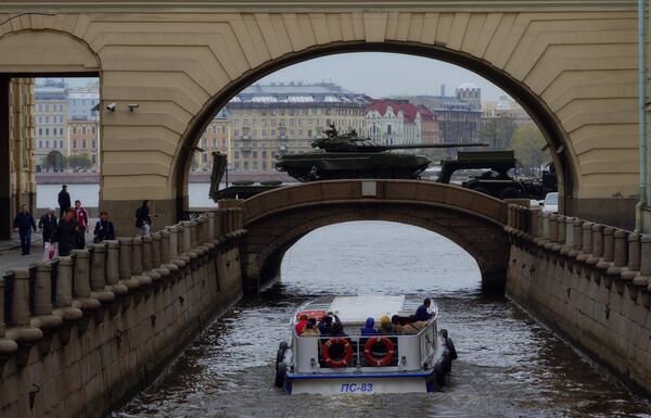 Nos bastidores do desfile militar em São Petersburgo - Sputnik Brasil