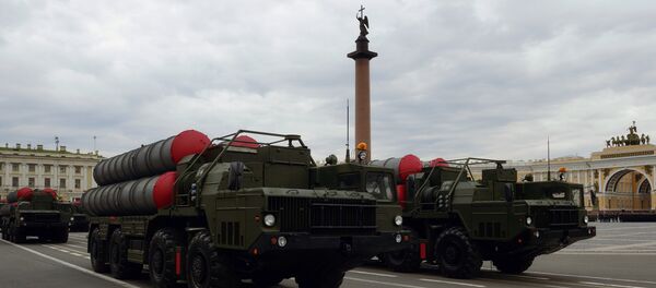 Sistemas da defesa antiaérea S-300 durante os ensaios do desfile militar na Praça do Palácio em São Petersburgo, maio de 2016 Sistemas da defesa antiaérea S-300 durante os ensaios do desfile militar na Praça do Palácio em São Petersburgo, maio de 2016 - Sputnik Brasil