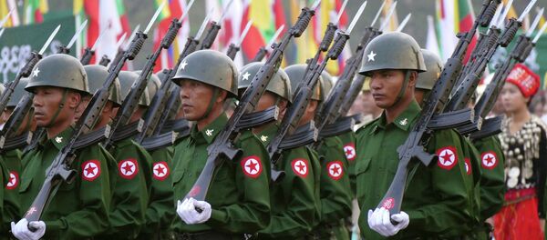Soldados de Mianmar estão a saudar a bandeira nacional durante uma cerimônia para marcar o 68º aniversário do Dia da União em praça em Yangon, Myanmar, fevereiro 12, 2015. - Sputnik Brasil