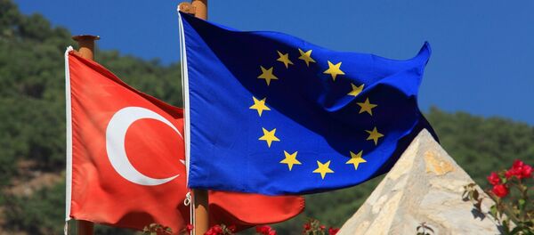 Bandeiras da EU e da Turquia - Sputnik Brasil