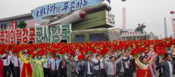 Um veículo militar mostra um míssil balístico na principal praça de Pyongyang durante desfile de 11 de maio de 2016 - Sputnik Brasil